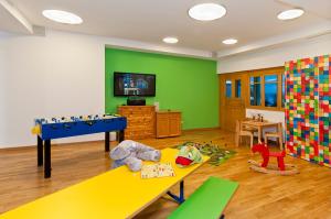 Televisyen dan/atau pusat hiburan di Hotel Kaiserhof Kitzbühel, 4 Sterne Superior