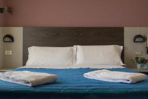 A bed or beds in a room at Hotel Mirage