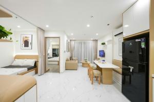 a room with a kitchen and a living room at VINHOMES GRAND PARK QUẬN 9 Căn hộ bnb 1pn in Gò Công