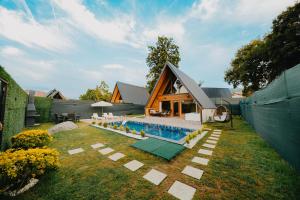 a house with a swimming pool in the yard at Sapanca Özfer Bungalov in Sapanca