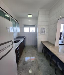 Η κουζίνα ή μικρή κουζίνα στο APTO PÉ na AREIA com Piscina - Centro Itanhaem