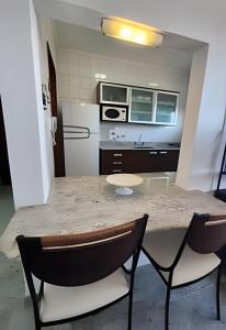 Η κουζίνα ή μικρή κουζίνα στο APTO PÉ na AREIA com Piscina - Centro Itanhaem +57 φωτογραφίες