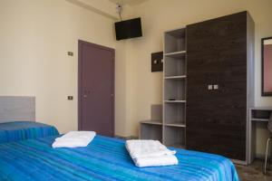 A bed or beds in a room at Hotel Mirage