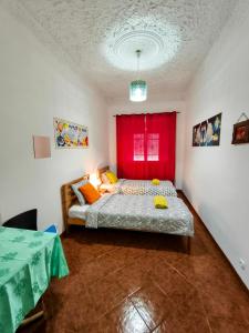 Postel nebo postele na pokoji v ubytování Perfect Room Near Airport 3 + 8 fotografií