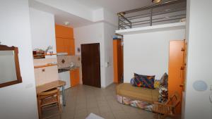 eine Küche mit einer Couch und einem Tisch in einem Zimmer in der Unterkunft Dugiš studio-no parking in Makarska