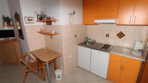 eine kleine Küche mit Tisch und Spüle in der Unterkunft Dugiš studio-no parking in Makarska
