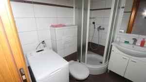 ein Badezimmer mit Toilette, Dusche und Waschbecken in der Unterkunft Dugiš studio-no parking in Makarska + 2 Fotos