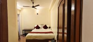 Rúm í herbergi á Pashupati Darshan Hotel
