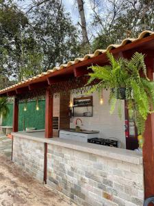 an outdoor kitchen with a brick retaining wall at Pousada Flor de Piri in Pirenópolis