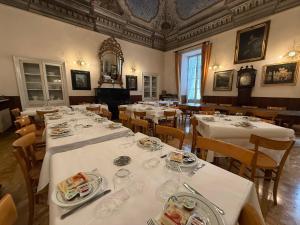 Albergo Dellangelo餐厅或其他用餐的地方
