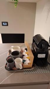 Příslušenství pro přípravu čaje a kávy v ubytování Modern luxury apartments in Evia