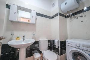 Bilik mandi di Mediterranean Apartments