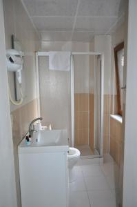 a bathroom with a toilet and a sink and a shower at BULUT GAYE Pansiyon in Edirne