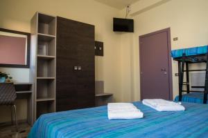 A bed or beds in a room at Hotel Mirage