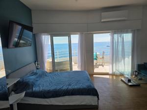 a bedroom with a bed and a view of the ocean at Bel appartement avec vue mer in Le Trayas