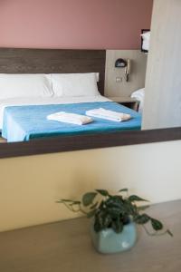 A bed or beds in a room at Hotel Mirage