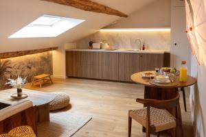 une cuisine et une salle à manger avec une lucarne dans l'établissement CEVA Suite Sakura - Jacuzzi & Cinéma Centre ville, à Saint-Étienne