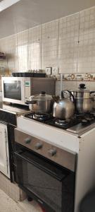 una cucina con pentole e padelle su un piano cottura di Appartement meublé à louer a Meknès