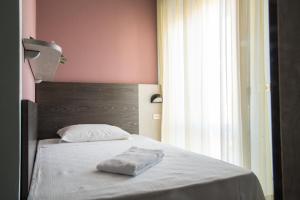 A bed or beds in a room at Hotel Mirage