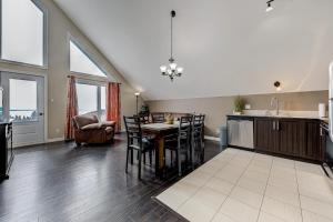 Una cocina y un comedor con mesa y sillas. en Le Haut-Perche - Spa and River View, en Petite-Rivière-Saint-François