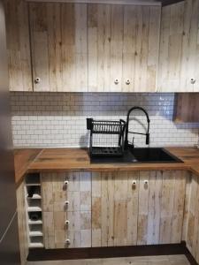 a kitchen with a sink and a counter with a shelf at Bungalow con vistas y jacuzzi en Gran Alacant GA102 in Puerto Marino