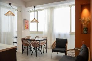 a kitchen and dining room with a table and chairs at Le Dimore del Centro in Bari