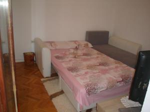 1 dormitorio pequeño con 1 cama y 1 sofá en Apartment Babin do, en Budva