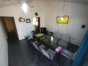 una sala da pranzo con un lungo tavolo e sedie di Un lugar perfecto a Juana Koslay 