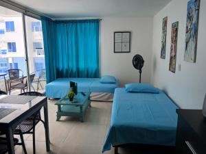 a living room with two beds and a table and a couch at Hospedaje,Cartagena,Clasicos,Turismocolombia-fit in Cartagena de Indias