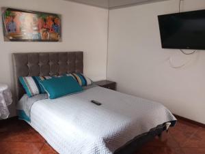 Кровать или кровати в номере Habitación con baño privado cerca al aeropuerto