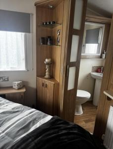 Ένα μπάνιο στο Lovely 4 Berth Caravan At Southview Holiday Park Ref 33001L