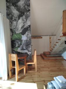 Posedenie v ubytovaní Trafo Base Camp