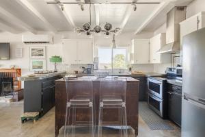 Cuina o zona de cuina de Popular Homestead! Location, Stargaze, Views!
