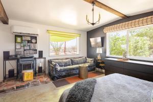 Zona d'estar a Popular Homestead! Location, Stargaze, Views!