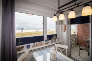 ein Esszimmer mit einem Glastisch und Strandblick in der Unterkunft Residenz am Meer Heef in Hörnum + 27 Fotos