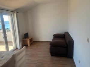 a living room with a couch and a television at Apartment Andrea in Orebić