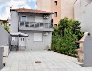 an empty courtyard in front of a house at Paul's Houses 2 in Drama