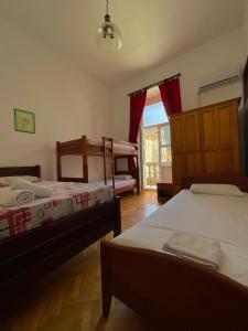 科托尔Private room Shared bathroom and kitchen的一间卧室，配有两张床和一扇窗户