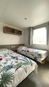Ένα ή περισσότερα κρεβάτια σε δωμάτιο στο Mobilhome AZUR 18