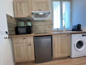 a kitchen with a sink and a washing machine at Séjour de charme, Notre-Dame, Hypercentre in Saint-Quentin