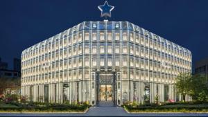 een groot glazen gebouw met een ster erop bij Urban Retreat 3-Min Walk from Achasan Station, 15-Min to Seongsu, Tranquil Space for Relaxation in Seoul