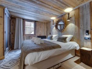 Postel nebo postele na pokoji v ubytování Appartement de charme pour 8 personnes avec parking et WIFI près des pistes - FR-1-690-15