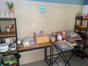 Makanan di atau berdekatan rumah tamu ini