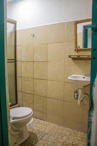 un bagno con un water e un lavandino di Tapihouse San Juan Del Sur a San Juan del Sur Altre 30 foto
