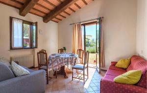 Χώρος καθιστικού στο 4 Bedroom Awesome Home In Urbania