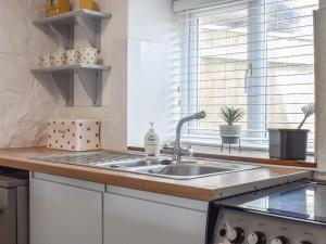 Kuchyň nebo kuchyňský kout v ubytování Bee Cottage