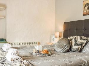 Postel nebo postele na pokoji v ubytování Bee Cottage