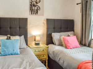 Postel nebo postele na pokoji v ubytování Bee Cottage + 13 fotografií