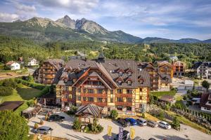 eine Luftansicht eines Hotels mit Bergen im Hintergrund in der Unterkunft Kukučka Lomnica - Tatranská Lomnica in Tatranská Lomnica