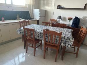 cocina con mesa con sillas, mesa y mesa en DefensolaRelax, en Vieste 5 fotos más